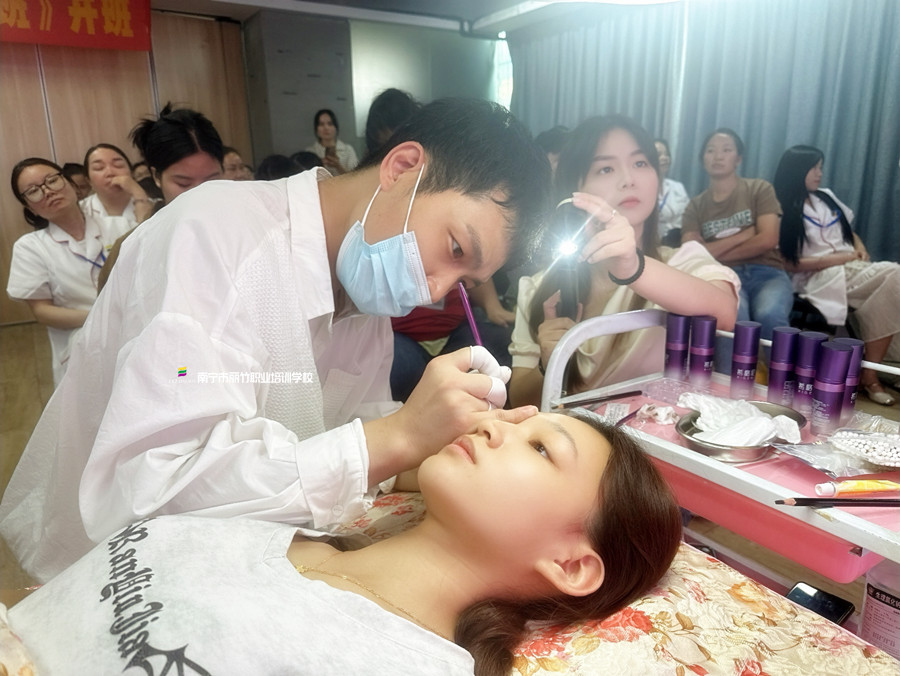 广西纹绣市场：操作纹绣眉型的方法