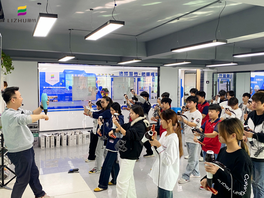 广西烫染吹风造型学校课堂