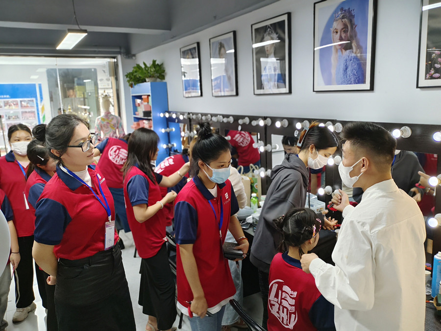 广西化妆课堂：每次点评都是技术提升的跳板