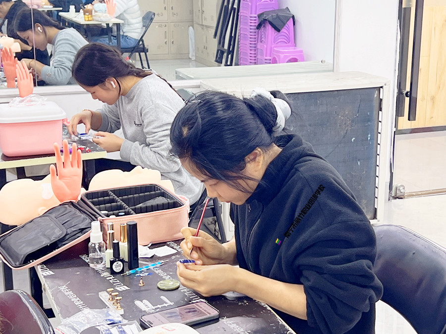 忙忙碌碌的广西美甲设计学校课堂练习