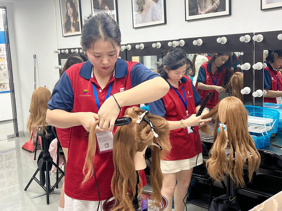 卷发护理技巧，广西烫染技术学校课程