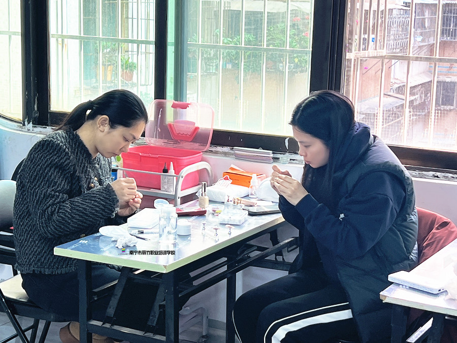 南宁美甲课堂：从零开始学美甲