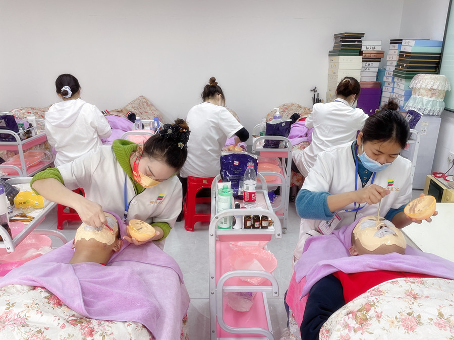 南宁美容师培训：新手敷软膜的技巧