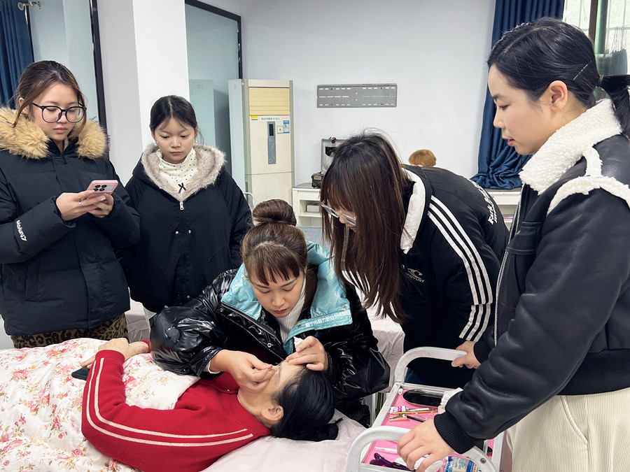 在南宁学纹绣，解锁美业新技能