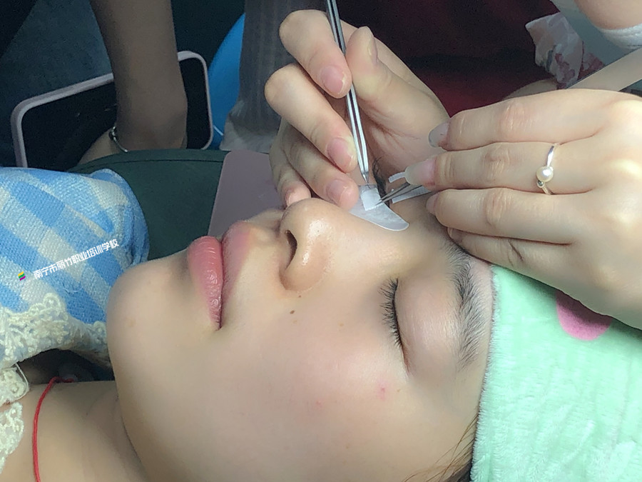 新手学美睫真人实操课堂实拍