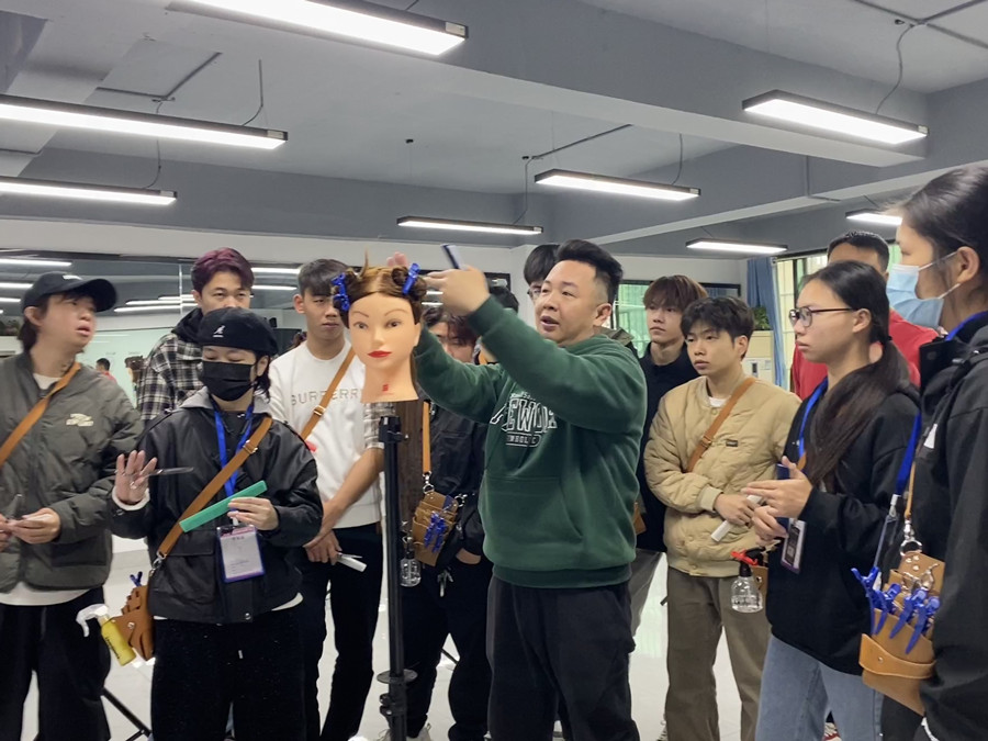 实拍广西美发专业培训的课堂