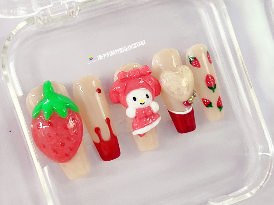 雕花卡通美甲，南宁美甲进修培训作品