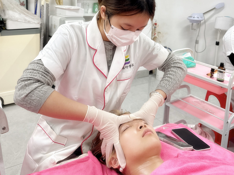 南宁头疗培训：头部按摩实操练习