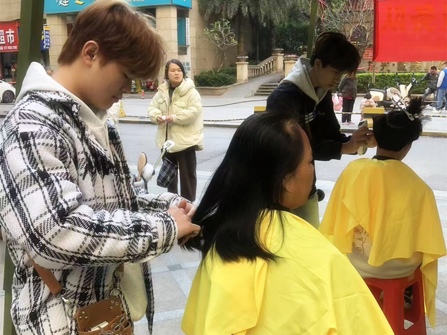 新手剪女士中长发核心技巧，南宁美发造型学校分享