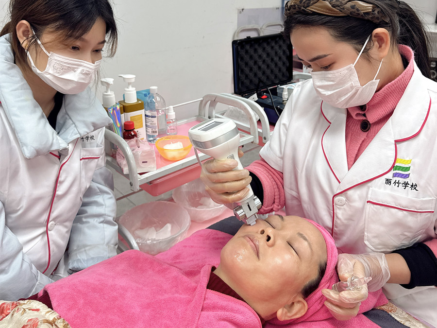 南宁学美容仪器操作：水光真人实操练习