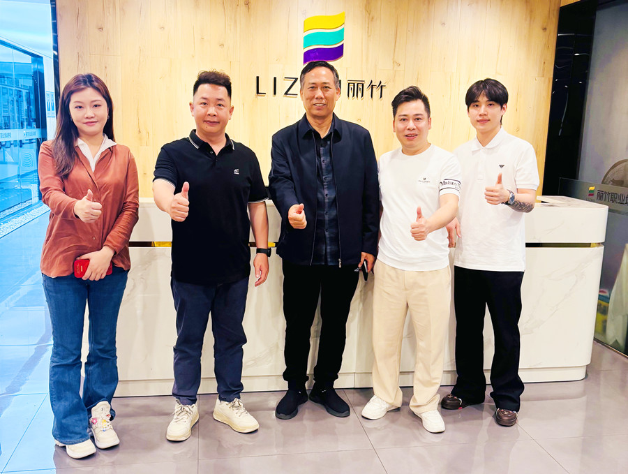 广西美协蒋会长携江苏美发连锁机构到我校进行校企合作