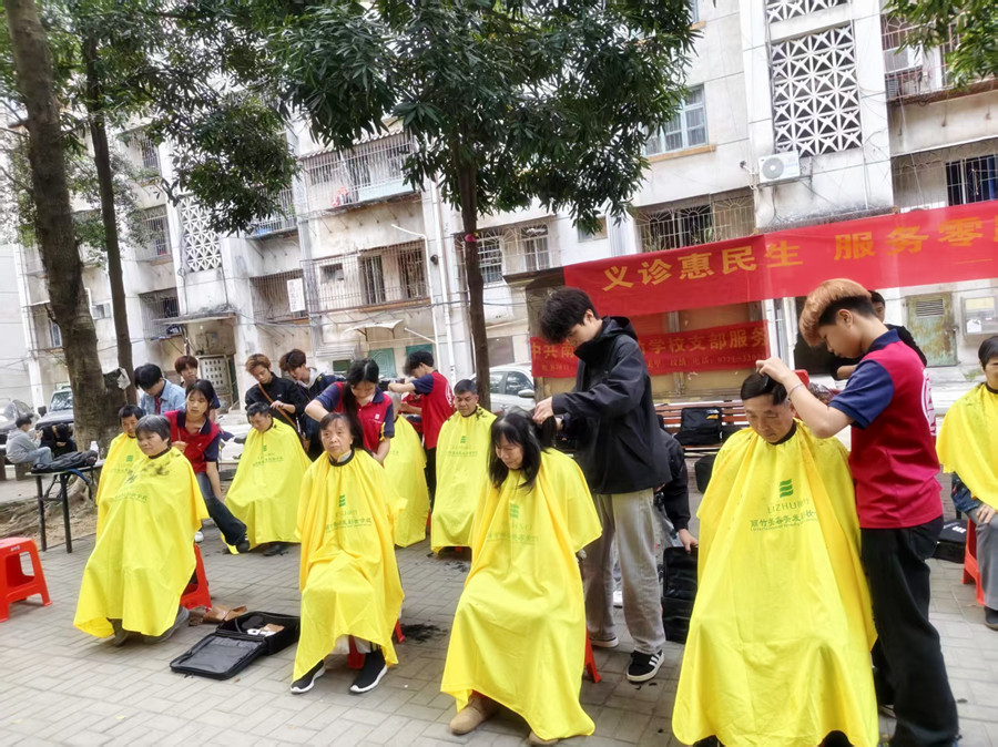 南宁理发学校实践举行二月二免费理发活动