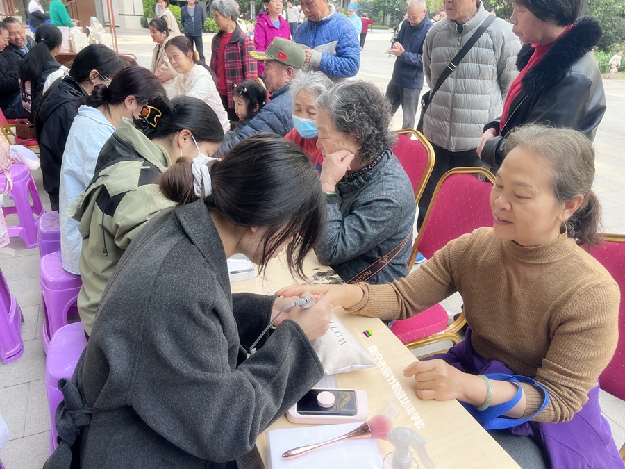 南宁美甲学校公益活动，一场有意义的外出教学