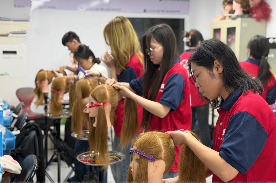 南宁化妆造型学校头模发型基础训练