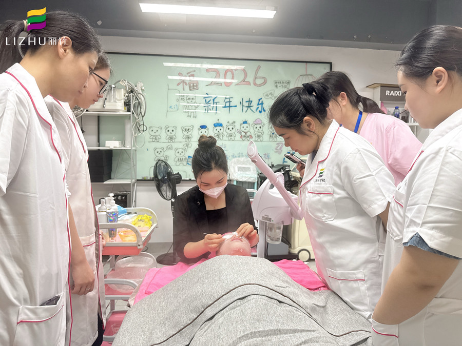 南宁美容护肤培训：面部深层清洁