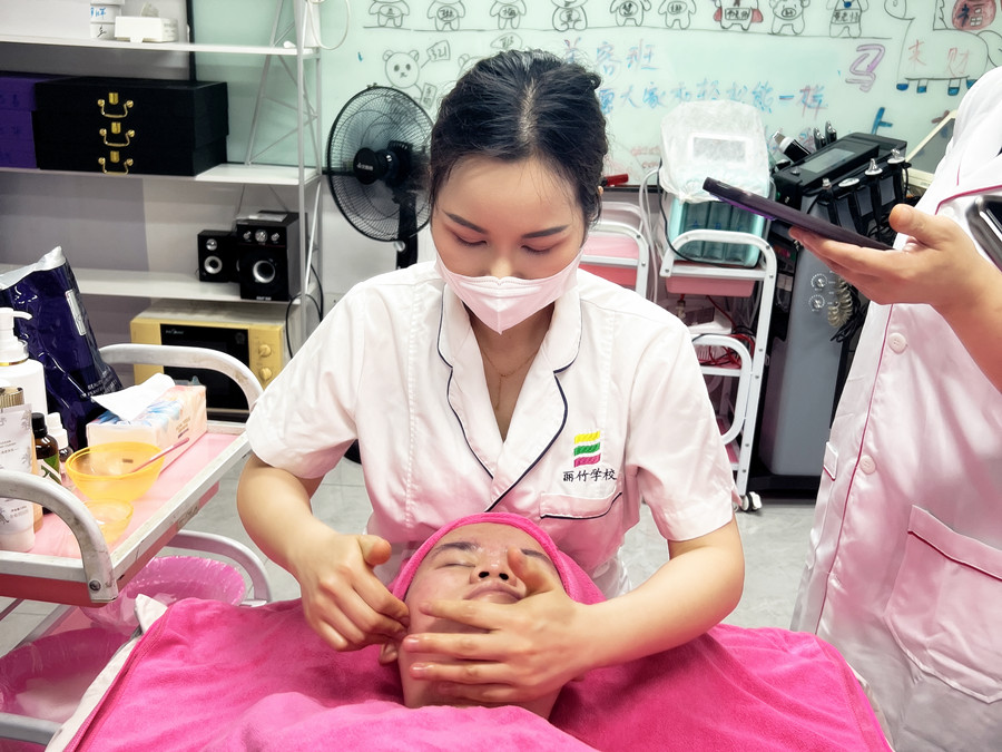 广西美容护肤专业学校老师示范面部按摩手法