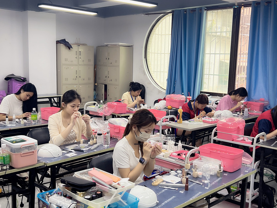 零基础学美甲，从手忙脚乱到从容下笔