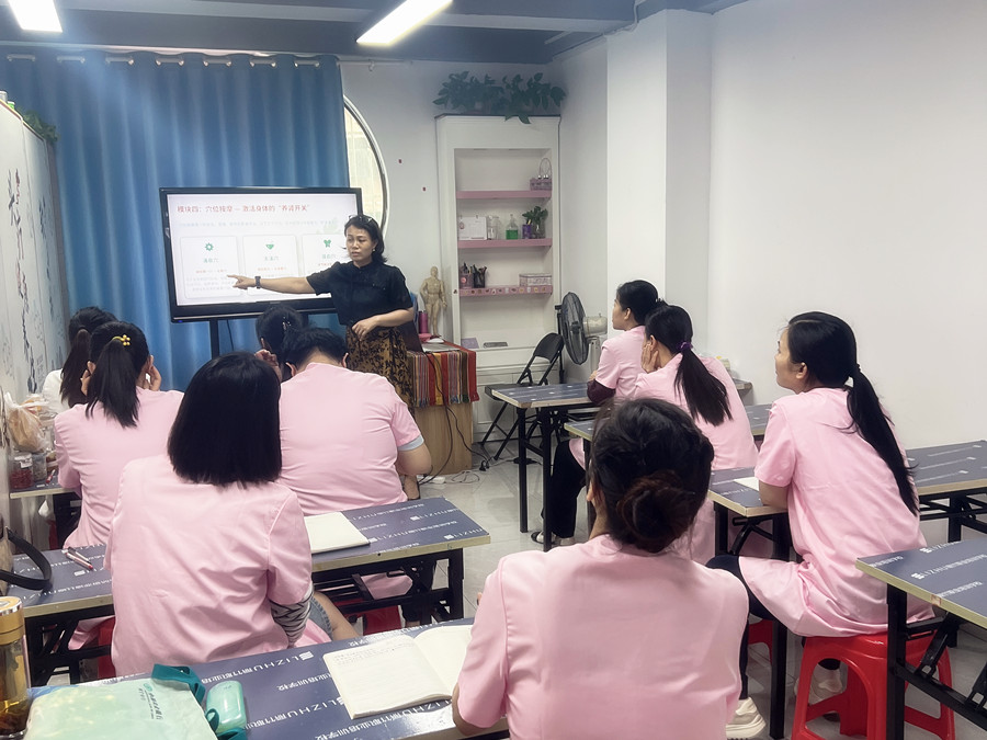 为什么推荐初高中毕业生学美容？