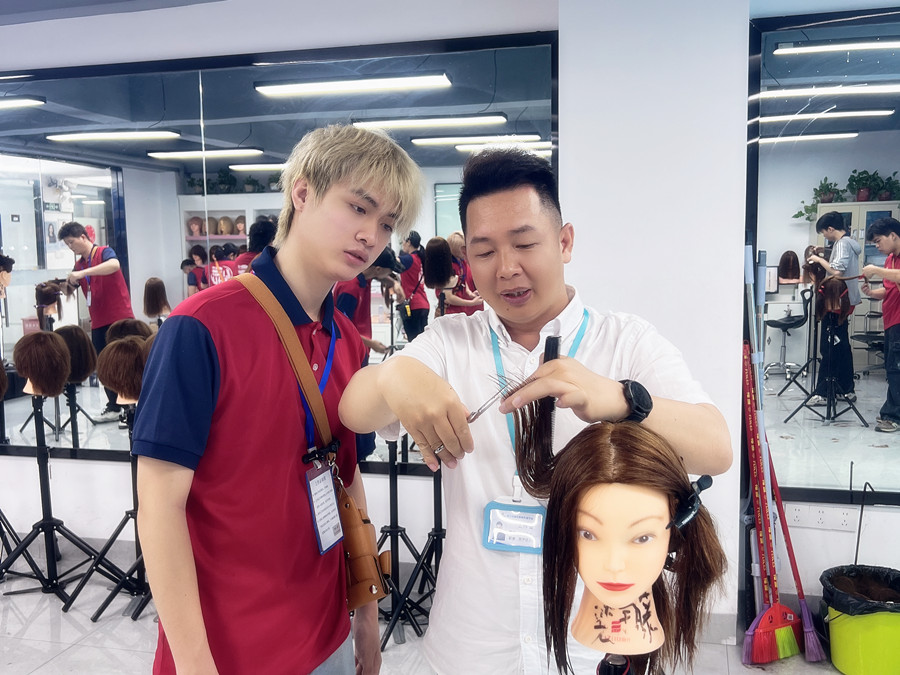 广西美发职业学校课堂教学：方形堆积
