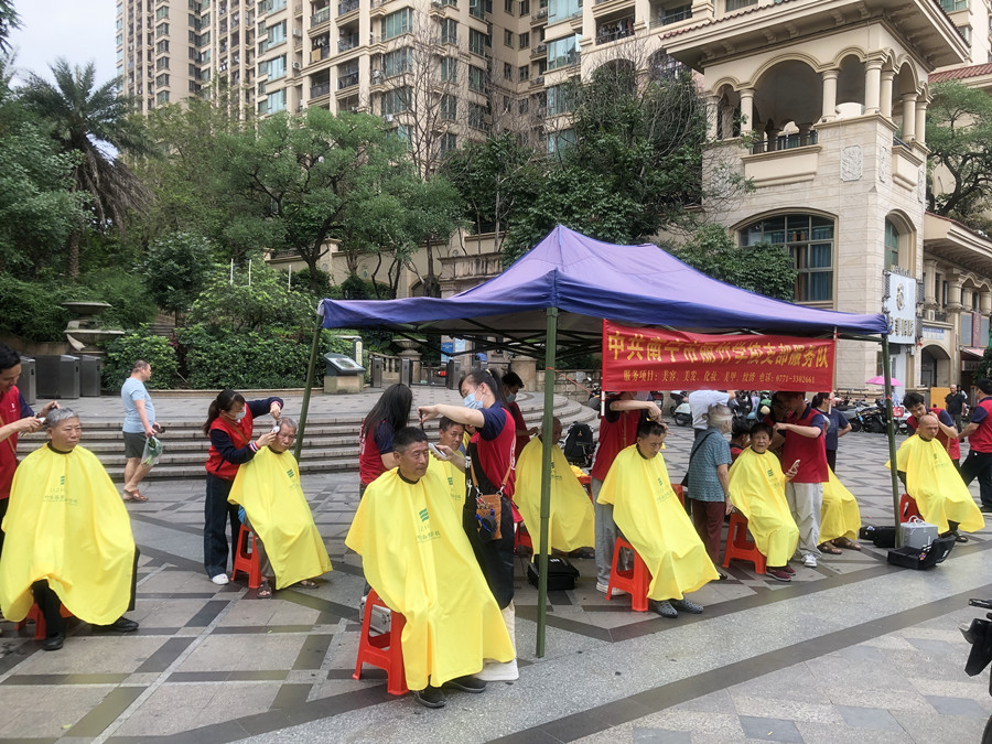 南宁学美发外出实践公益剪发活动