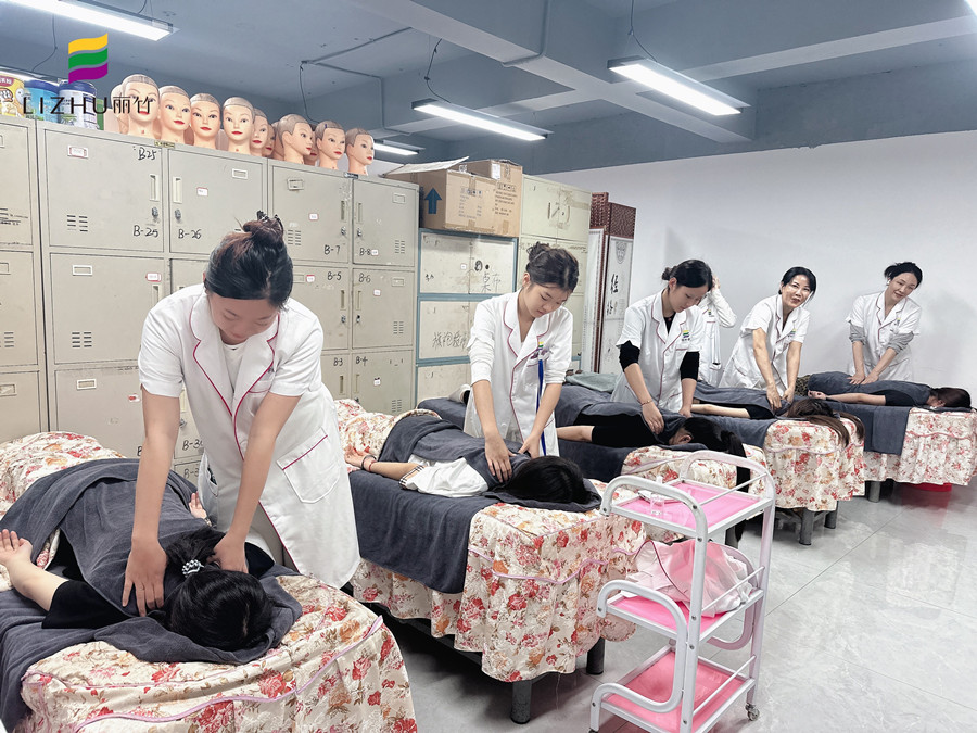 中式推拿真人实操课堂 | 初高中毕业女生的出路