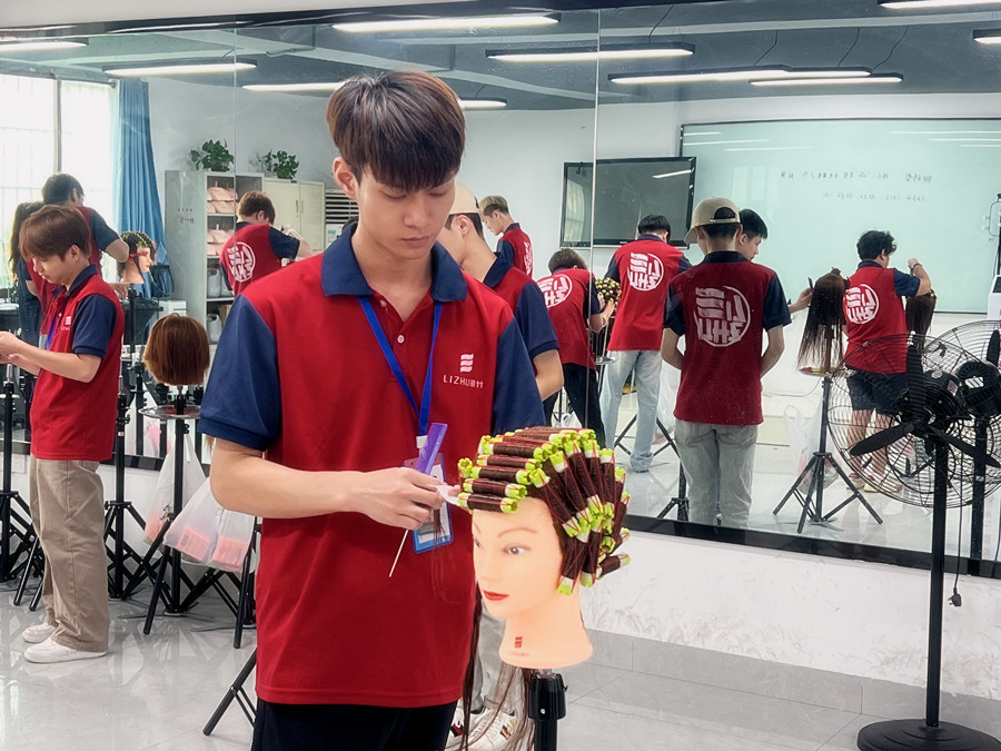 南宁烫染技师班学员练习上杠日常