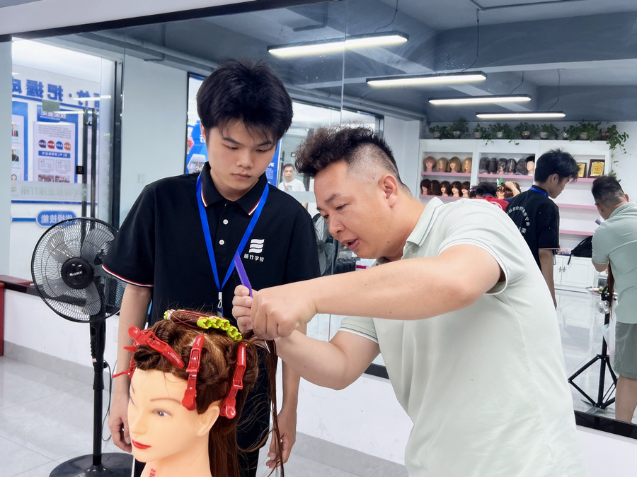 初中考不上高中？高考落榜怎办？十几岁学美发