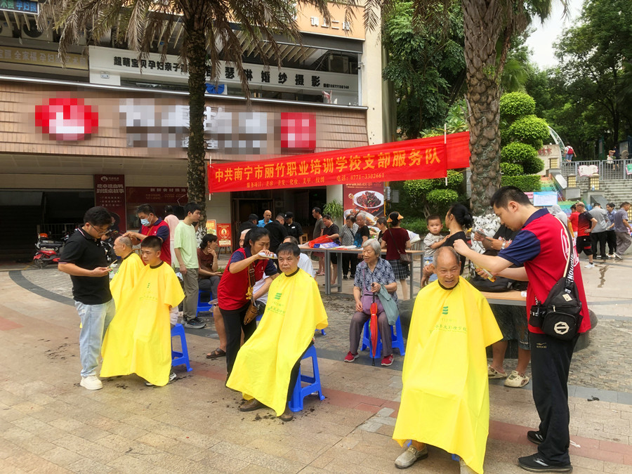 广西美发快剪班香樟林小区外出实践