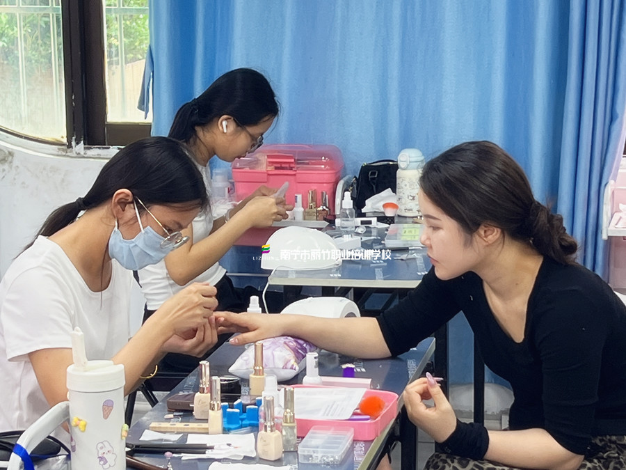 广西美甲专业学校：新手学美甲课堂实操花絮