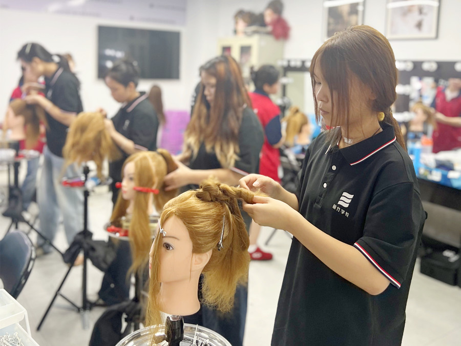 南宁编发盘发培训学员苦练基本功