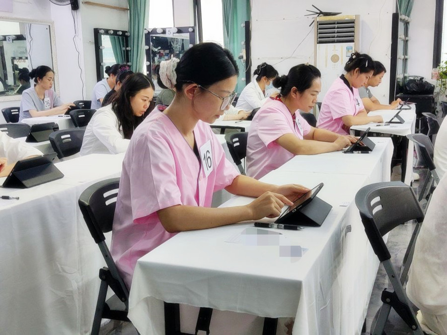 7月南宁美容师证考试圆满结束