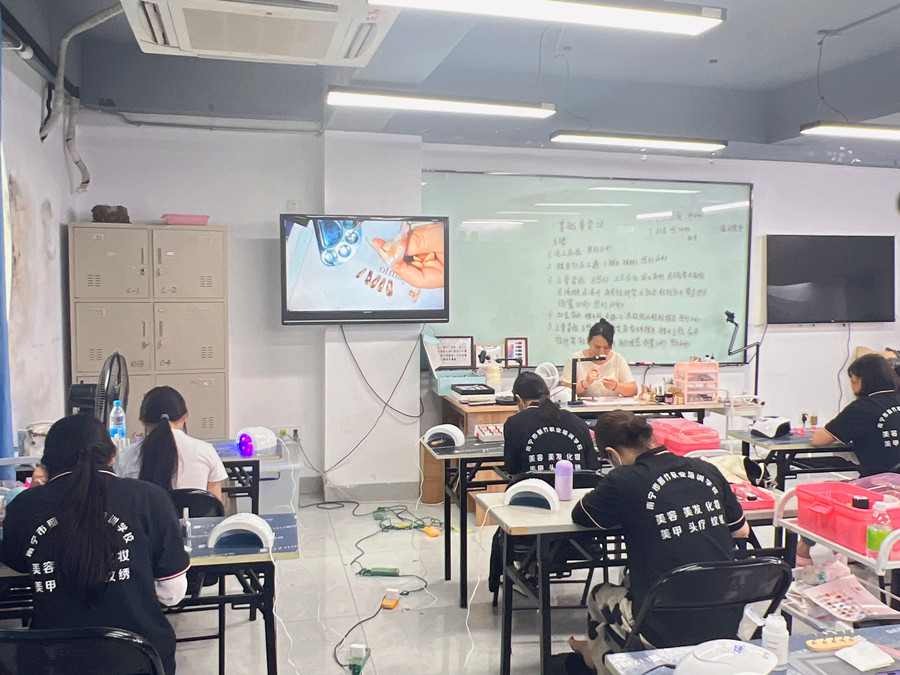 新手晕染美甲练习，广西美甲课堂实况记录