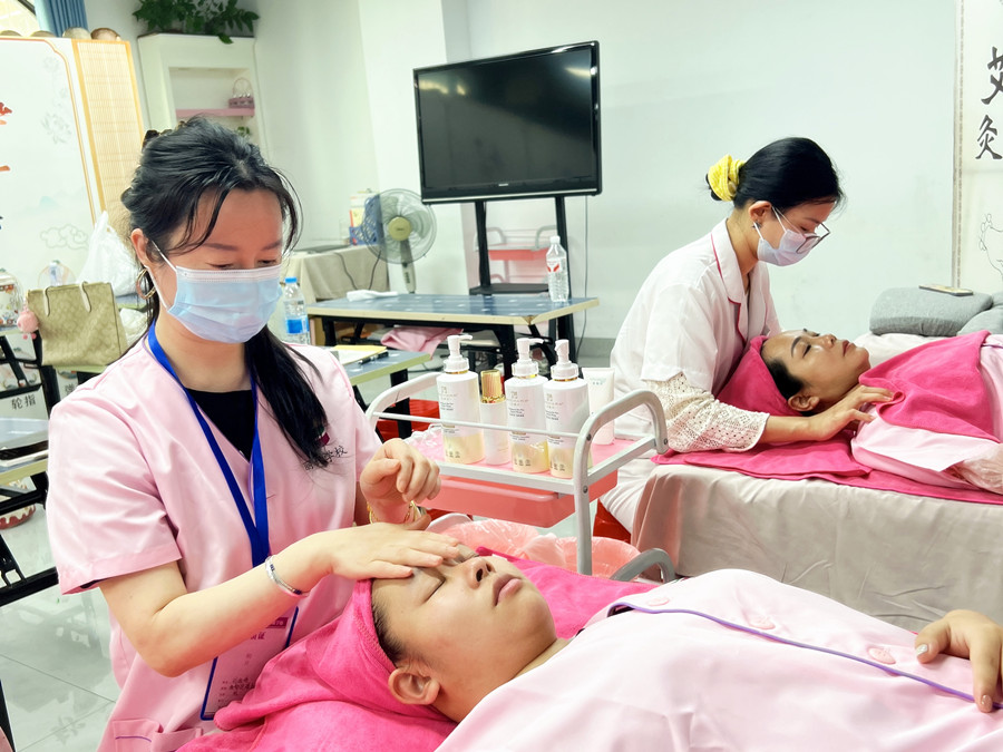 夏季洗脸和护肤的小技巧，南宁美容护肤专业教学