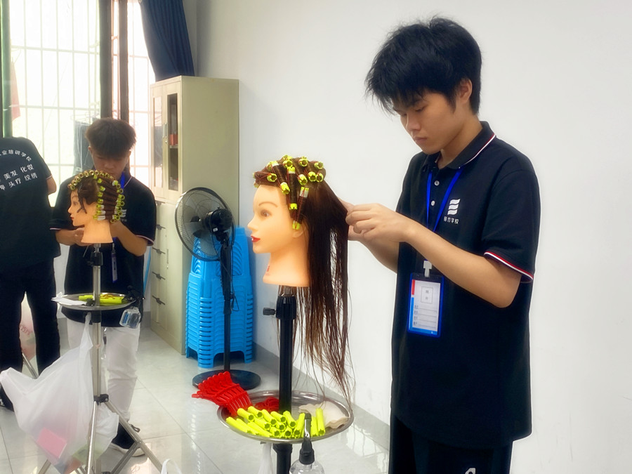 南宁美发剪烫染学校教学随拍