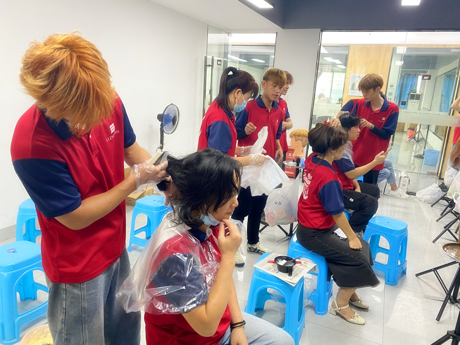 南宁烫染技术班学员染发真人实操