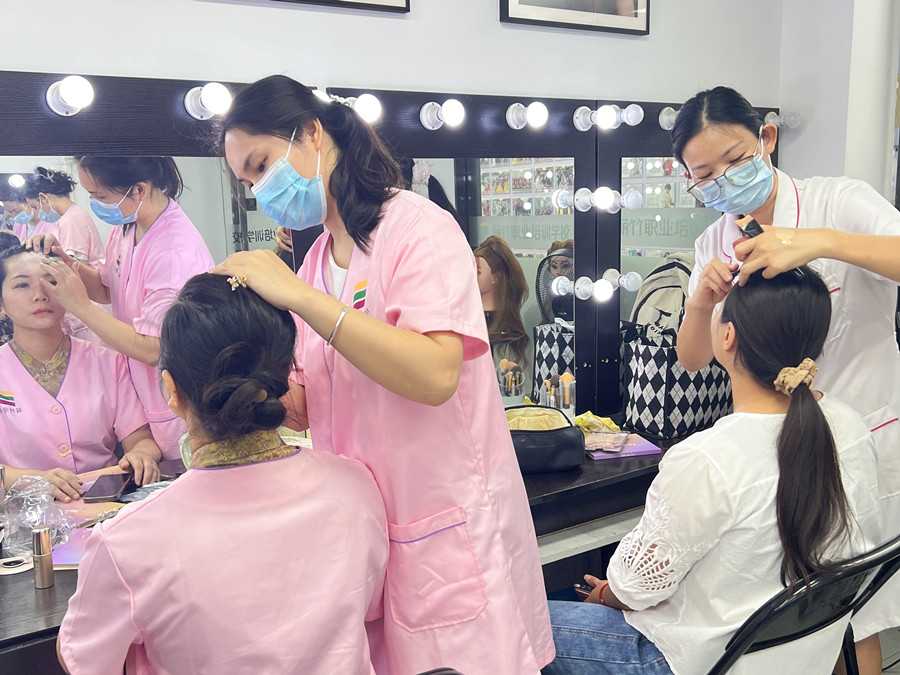 南宁学专业美容：美容师妆容课堂练习