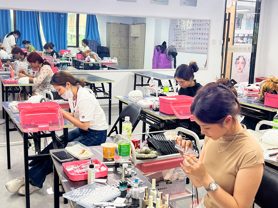从零开始学美甲：新手修甲型的技巧