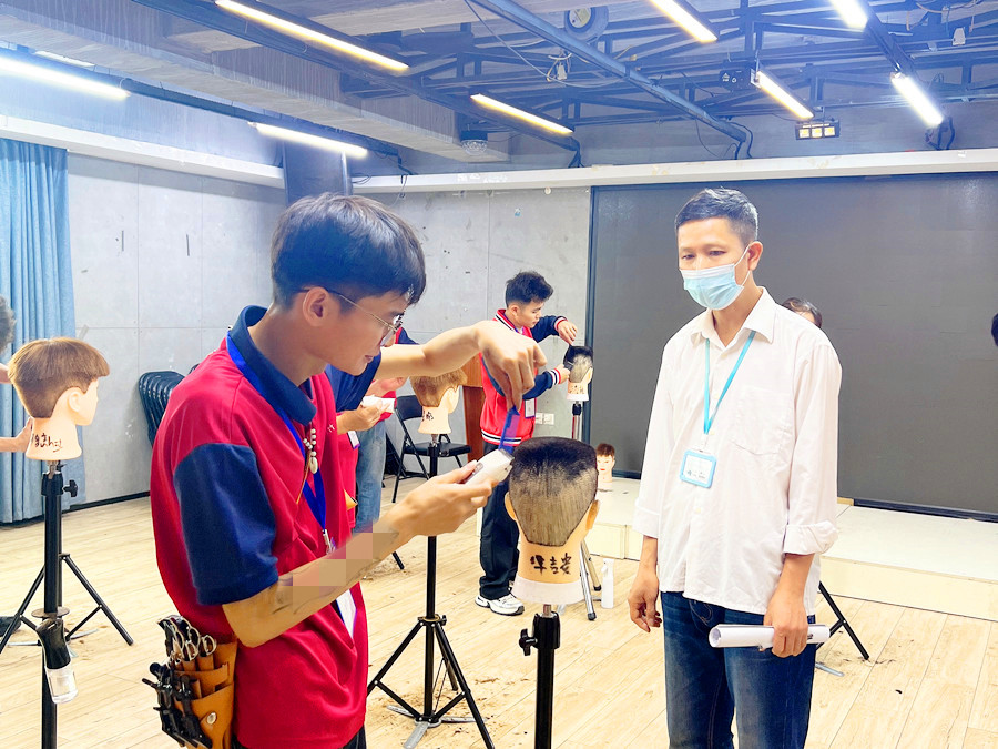 广西理发培训：男士平头修剪技巧