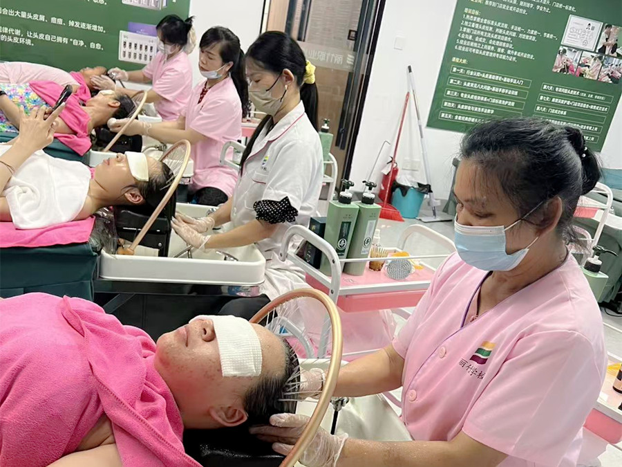 南宁头皮管理培训真人实操课堂练习