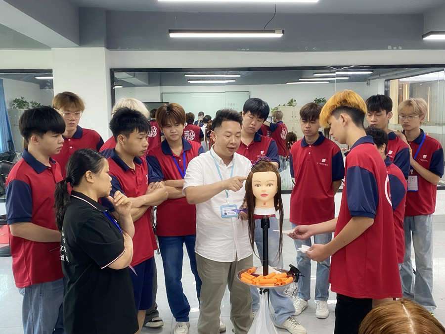 南宁烫染培训班老师上杠手法示范课堂