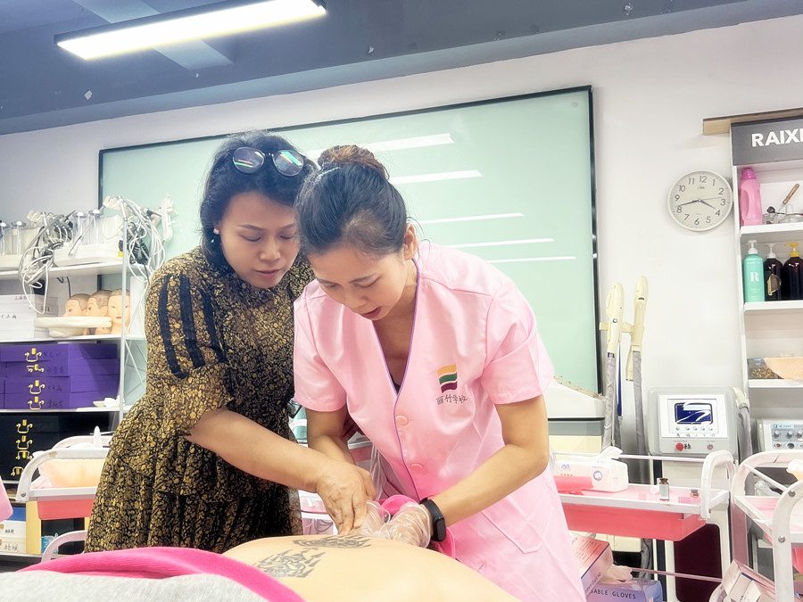 背部按摩发力和操作方法，南宁培训美容师