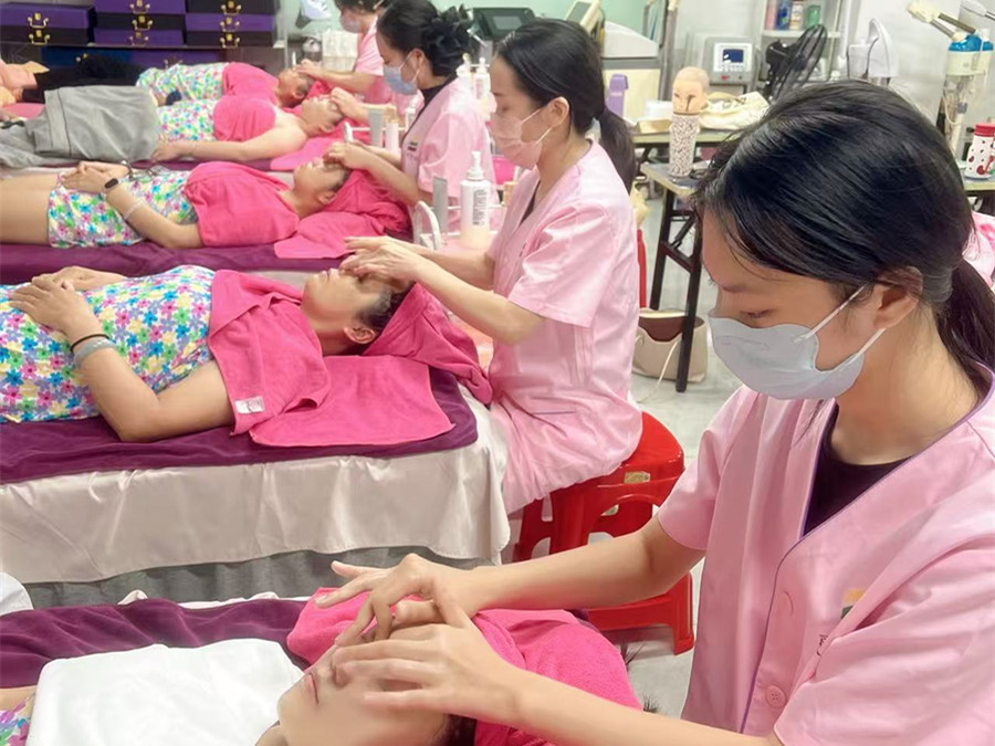 南宁皮肤管理学习：面部按摩真人实操课堂