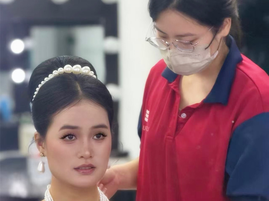 赫本包新娘造型 | 南宁化妆学校哪家有实力