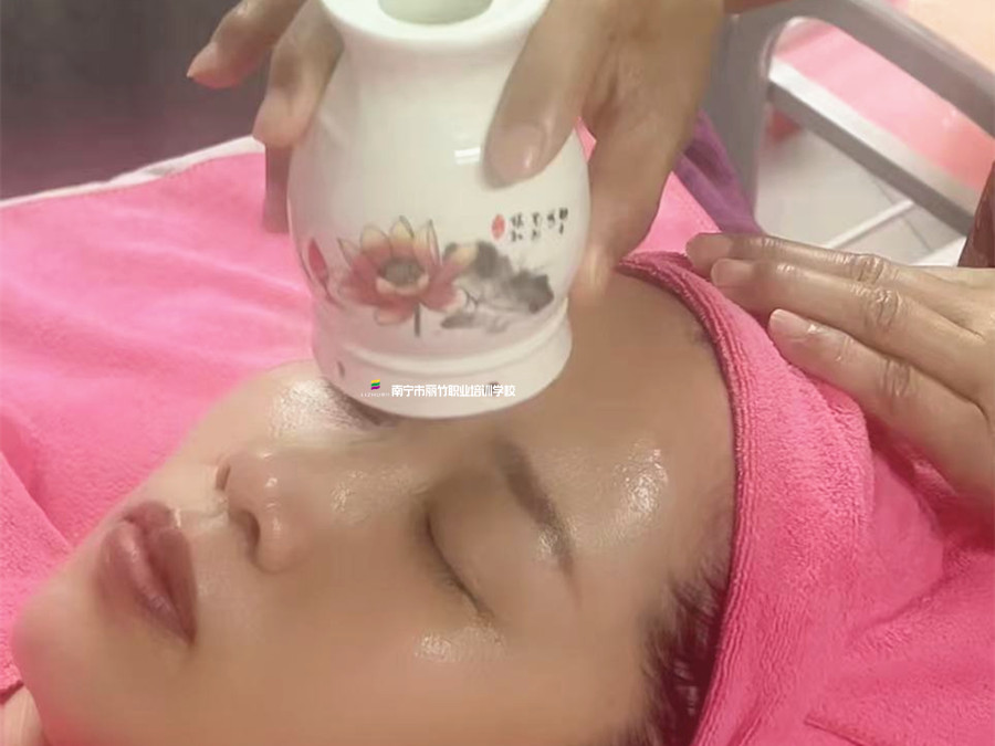 南宁护肤教学：面部桃花灸操作注意事项