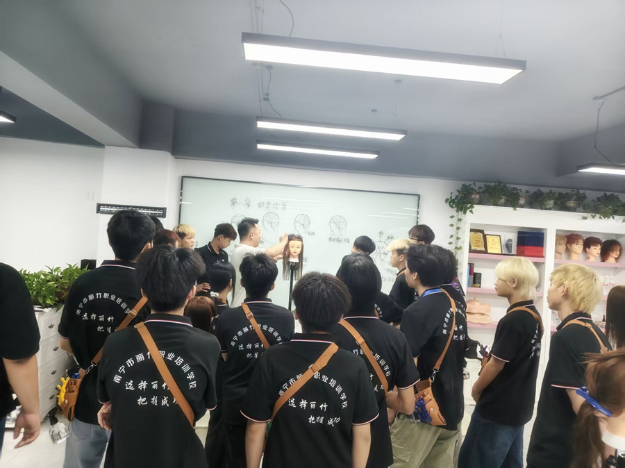 南宁专业教美发：什么是倾后线和倾前线修剪