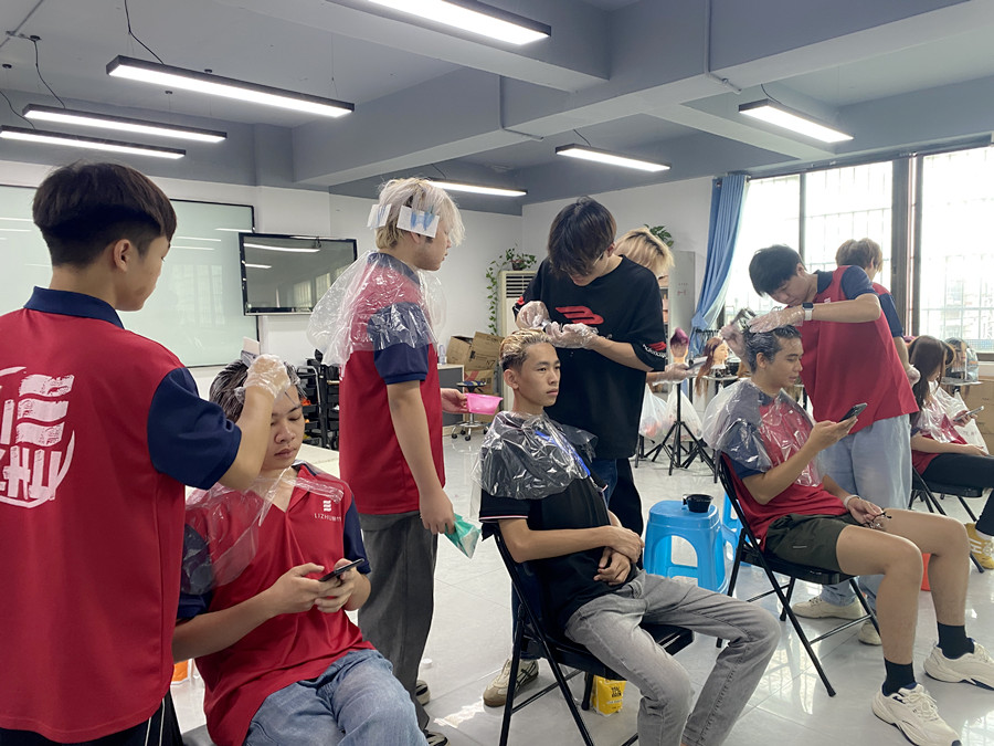 南宁烫染技师学校学员真人实操课堂