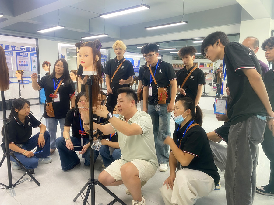 近距离观看广西美发正规学校老师手法示范