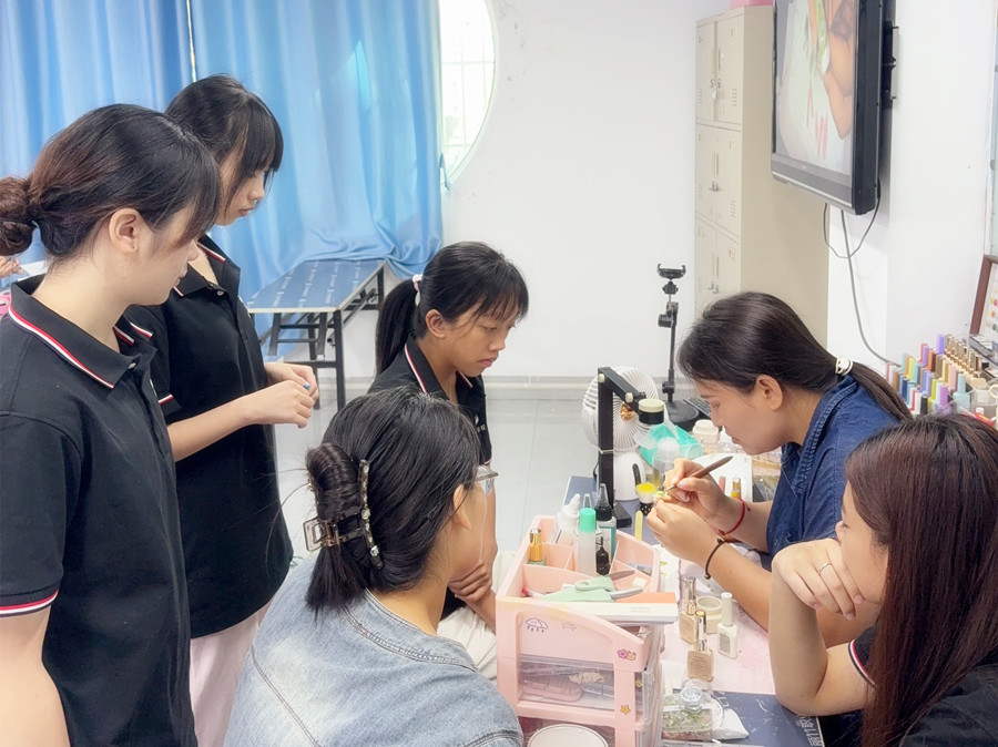 卡通蓝胖子美甲，广西美甲设计教学